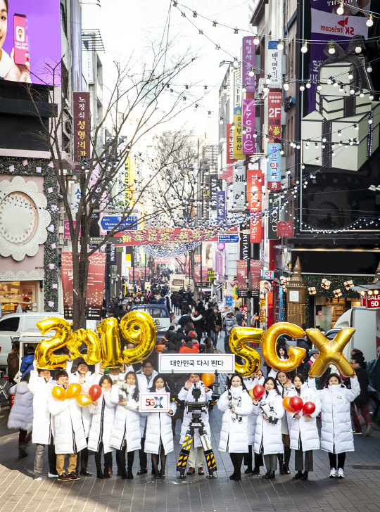 기해년(己亥年) 황금돼지의 해에는 5G를 통해 사람과 로봇이 함께 일할 수 있는 세상이 펼쳐진다. SK텔레콤은 '5G 元年' 새해를 맞아 신입사원들과 대한민국 대표 로봇 '똘망'이 '5G 일번지' 명동 한복판에 모여 새해의 힘찬 출발을 다짐했다고 1일 밝혔다. SK텔레콤 제공